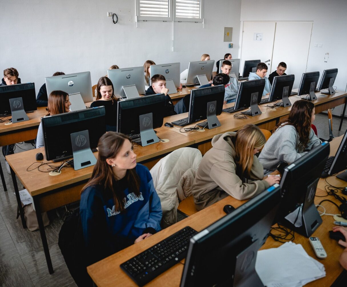 lzvu2-2025-3gimnazija