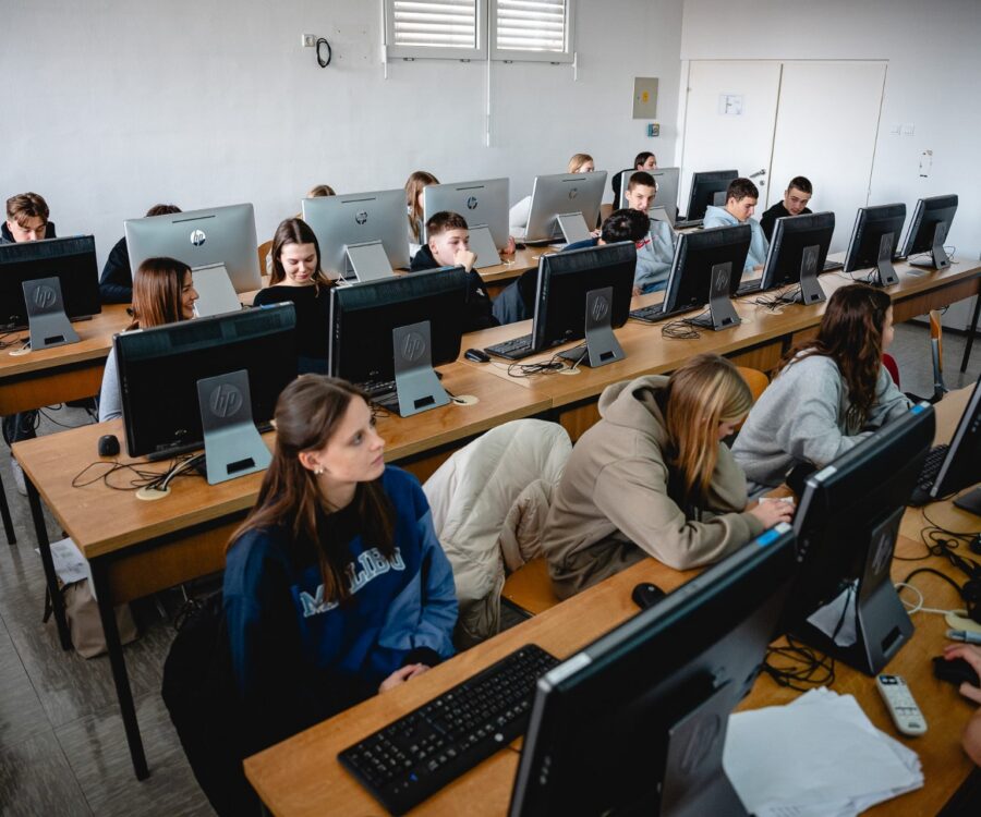 lzvu2-2025-3gimnazija